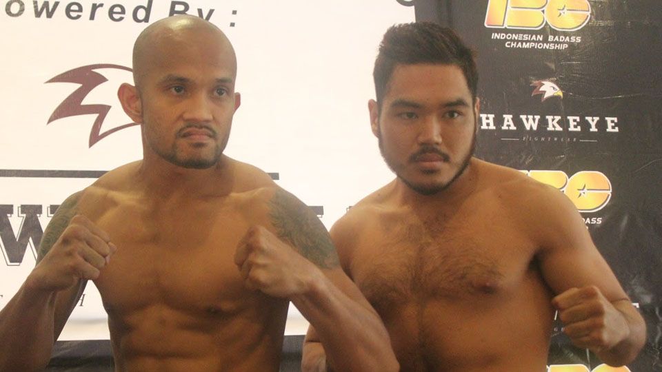 Theo vs Angga akan bertarung di kelas Welter. keduanya berpose usai melakukan timbang badan. Copyright: &copy; 